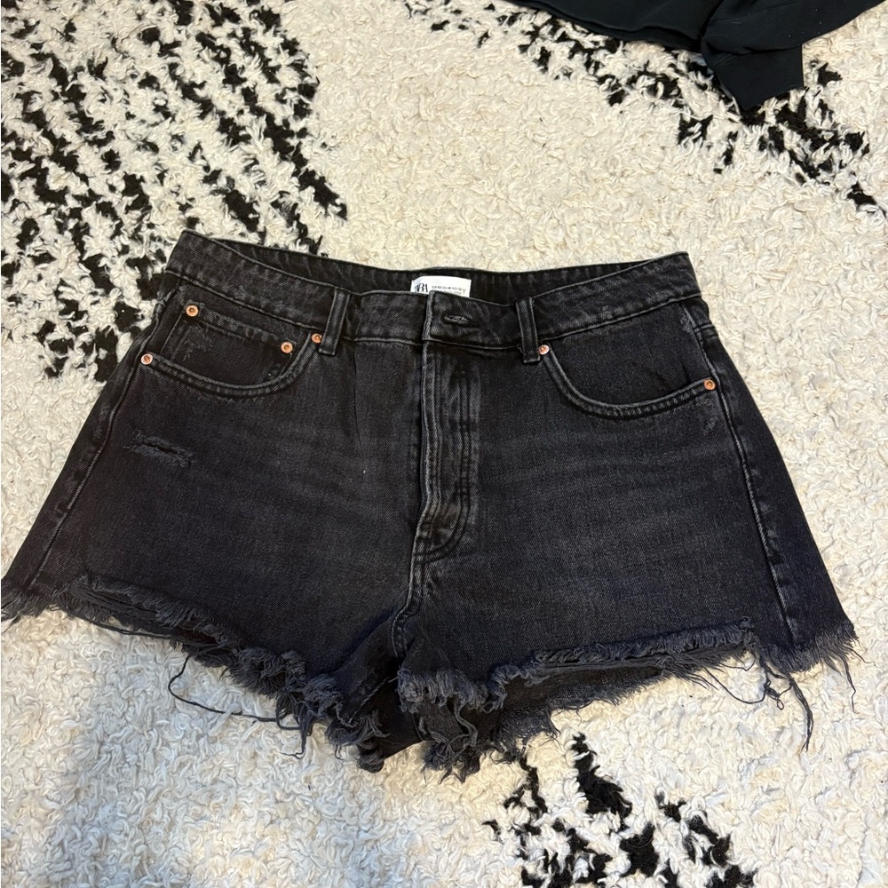 Zara women’s black denim shorts.